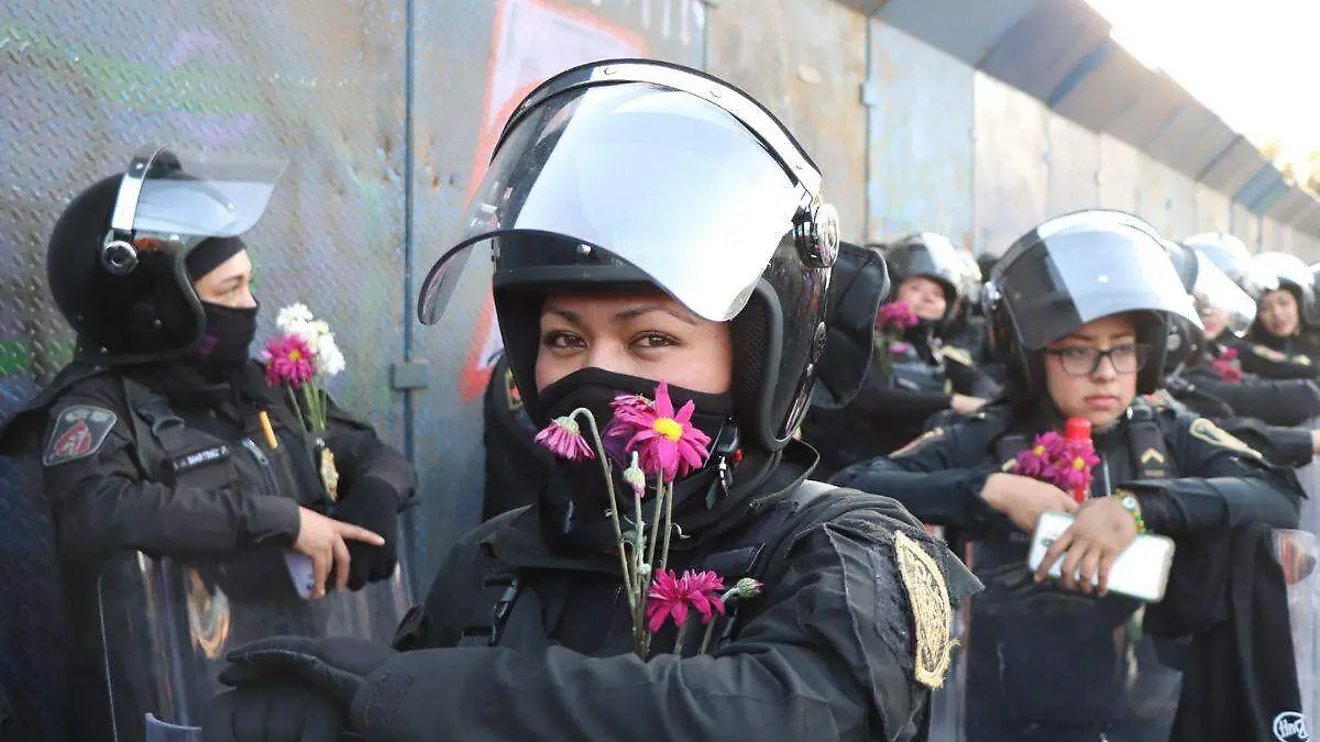 Policías capitalinas reciben flores